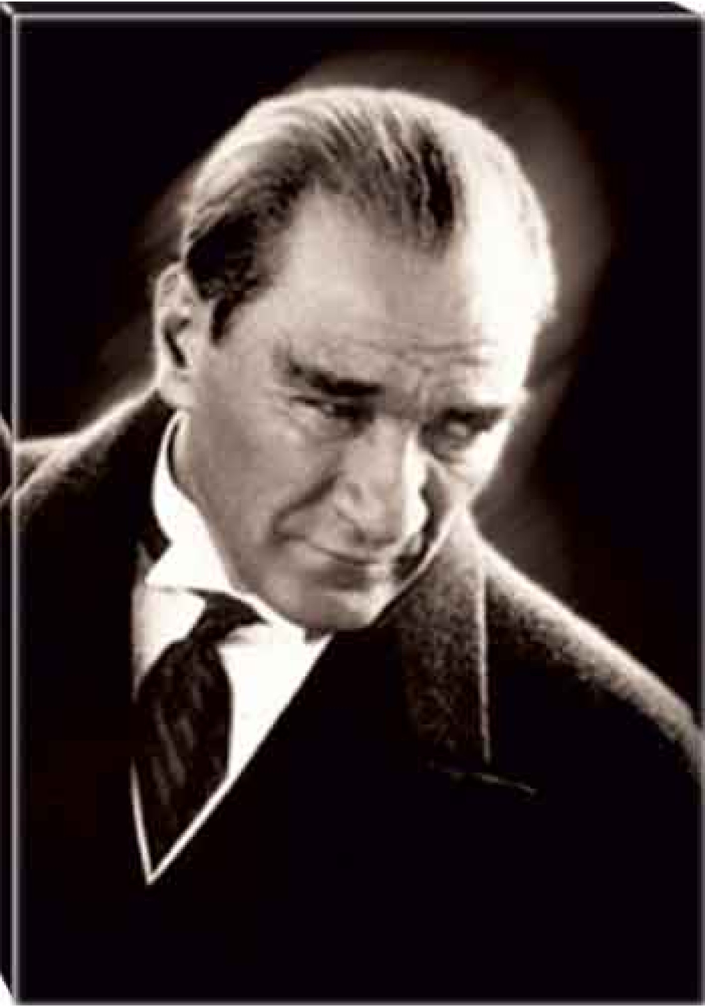 Atatürk Tablosu Kanvas - Kızgın Bakan Siyah/Beyaz Tasarım ATATRAP01D