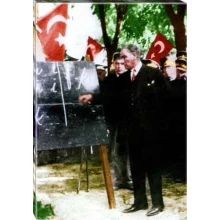 Atatürk Tablosu Kanvas - Ayakta Boydan Alfabe Öğreten Başöğretmen ATATRAP73D Atatürk Tablosu Kanvas - Ayakta Boydan Alfabe Öğreten Başöğretmen ATATRAP73D