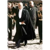 Atatürk Tablosu Kanvas - Smokinli Cumhuriyet Bayramında Yürüyen Ayakta Boydan ATATRAP88D Atatürk Tablosu Kanvas - Smokinli Cumhuriyet Bayramında Yürüyen Ayakta Boydan ATATRAP88D