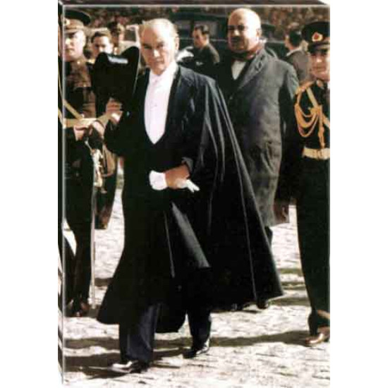 Ata Tablo Cumhuriyet Bayramında Smokinli Yürüyen Atatürk Tablosu Kanvas Renkli Boydan Atatürk Portresi Atatrap88d