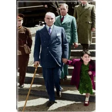 Atatürk Tablosu Kanvas - Ülkü Çocukla Yürüyen Ayakta Boydan ATATRAP93D