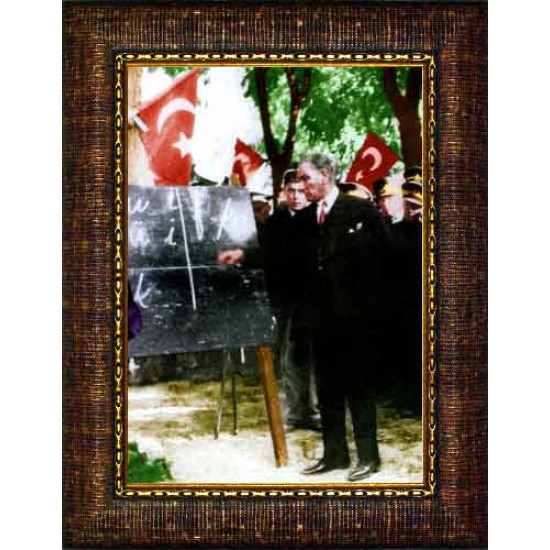 Atatürk Tablosu Çerçeveli - Alfabe Öğreten Başöğretmen Mustafa Kemal Portresi Ayakta Boydan ATACRAP73D