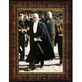 Atatürk Tablosu Çerçeveli - Smokinli Cumhuriyet Bayramında Yürüyen Ayakta Boydan Mustafa Kemal Portresi ATACRAP88D Atatürk Tablosu Çerçeveli - Smokinli Cumhuriyet Bayramında Yürüyen Ayakta Boydan Mustafa Kemal Portresi ATACRAP88D
