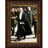 Atatürk Tablosu Çerçeveli - Ayakta Boydan Mustafa Kemal Portresi Cumhuriyet Bayramında Smokinli Yürüyen ATACRAP88D Atatürk Tablosu Çerçeveli - Ayakta Boydan Mustafa Kemal Portresi Cumhuriyet Bayramında Smokinli Yürüyen ATACRAP88D