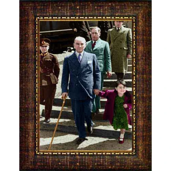 Atatürk Tablosu Çerçeveli - Ayakta Boydan Mustafa Kemal Portresi Ülkü Çocukla Yürüyen ATACRAP93D